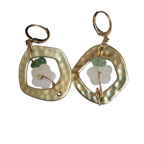 18k Gold Plated Hibiscus Mother Of Pearl Hammered Huggie Earring - Picture 3 of 4